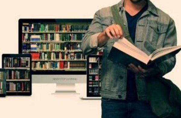 도서관에서 자료찾는 학생