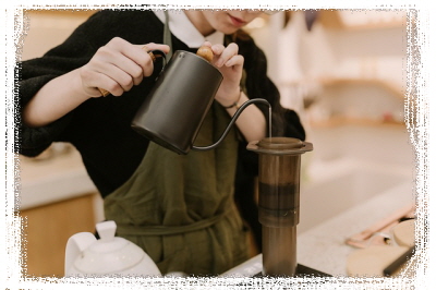 젊은여성-바리스타-위로-우울해소