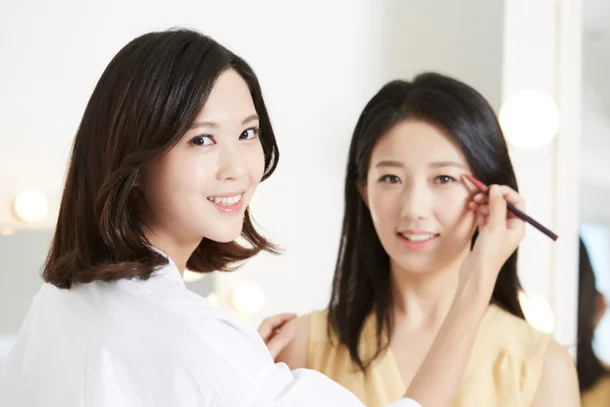 메이크업 배우는 여자