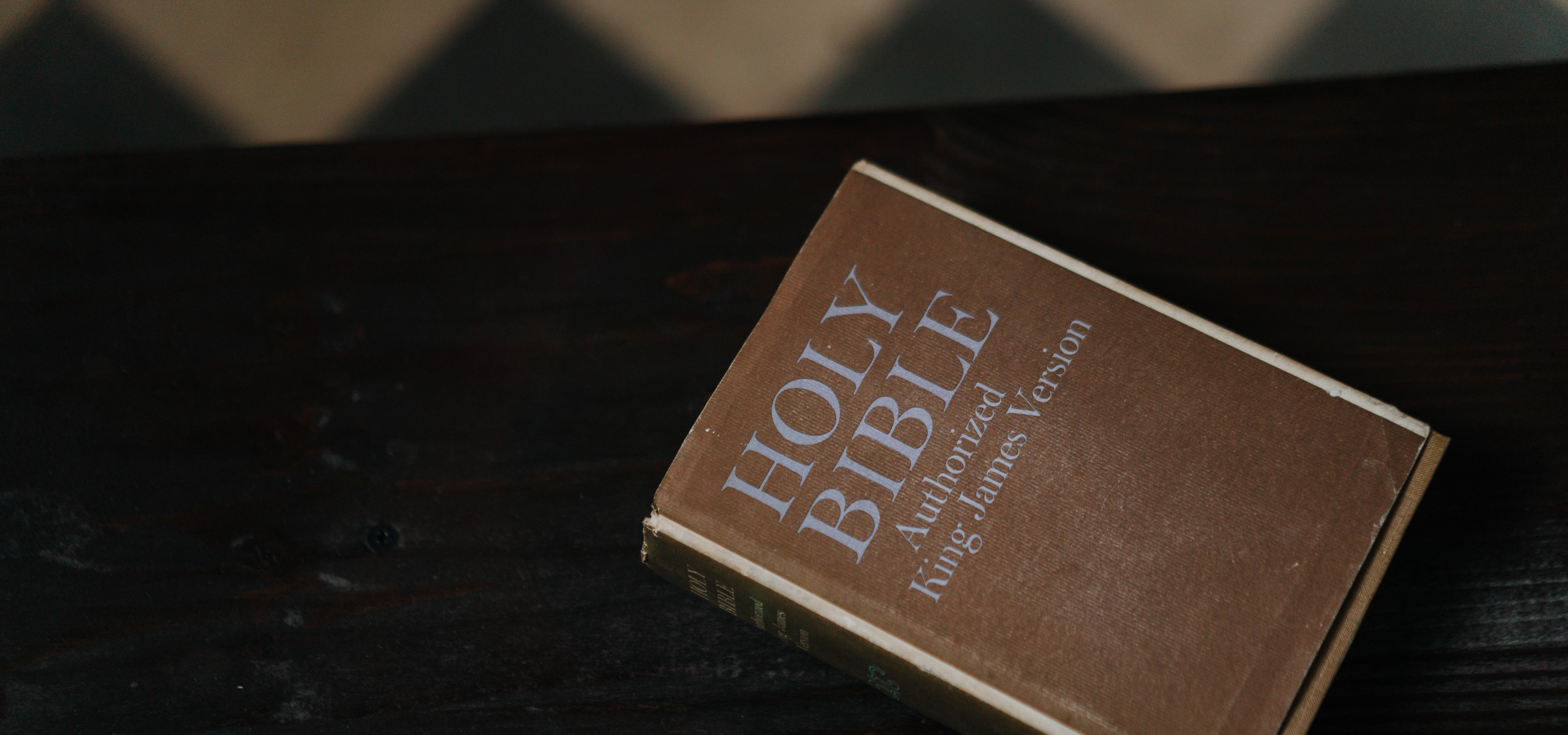낡은 성경책 'Holy Bible King James Version