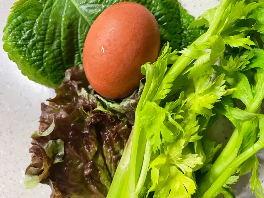 엽산이 풍부한 음식 사진 : 잎이 있는 녹황색 채소, 상추, 깻잎, 달걀