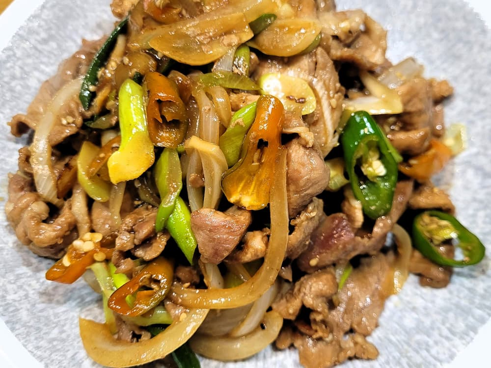 돼지고기 간장제육볶음 완성 접시에 담은 집밥 제육볶음
