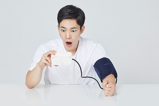 혈압 확인하는 남성