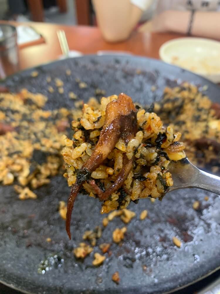 한 숟가락 뜬 볶음밥