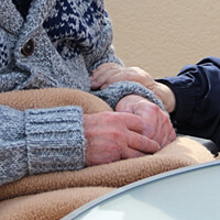 요양보호사가-노인-손을-잡는-사진