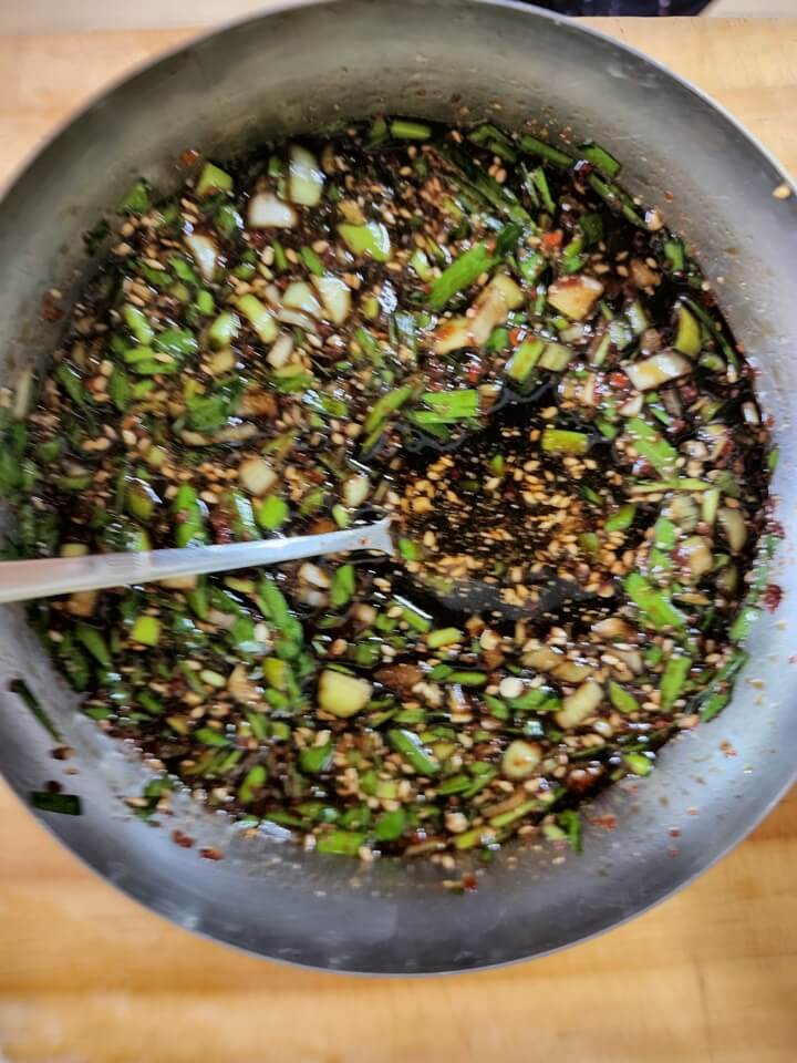 부추, 고춧가루, 깨소금 등이 들어간 양념장