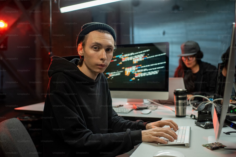 DDoS 공격 관련 이미지