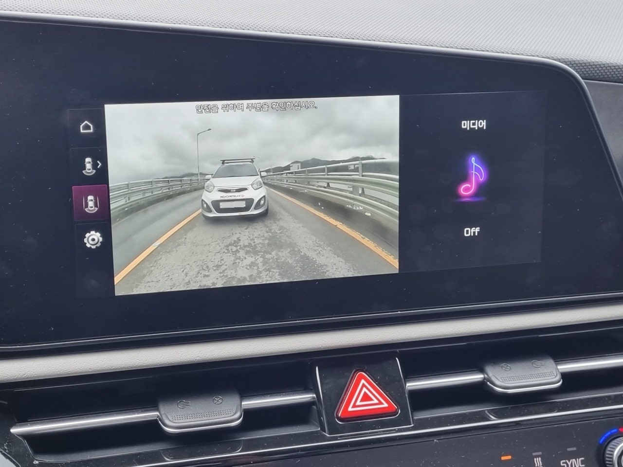 니로 EV의 후방 카메라 화질은 아반떼보다 흐릿합니다.