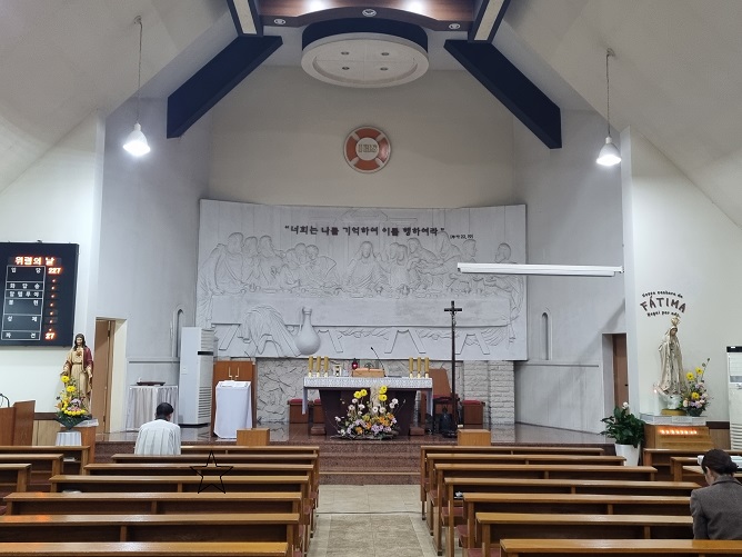 전주 효자동성당 성전 안 제대, 제단, 십자가, 최후의 만찬 부조 작품, 예수성심상, 파티마의 성모 상 사진