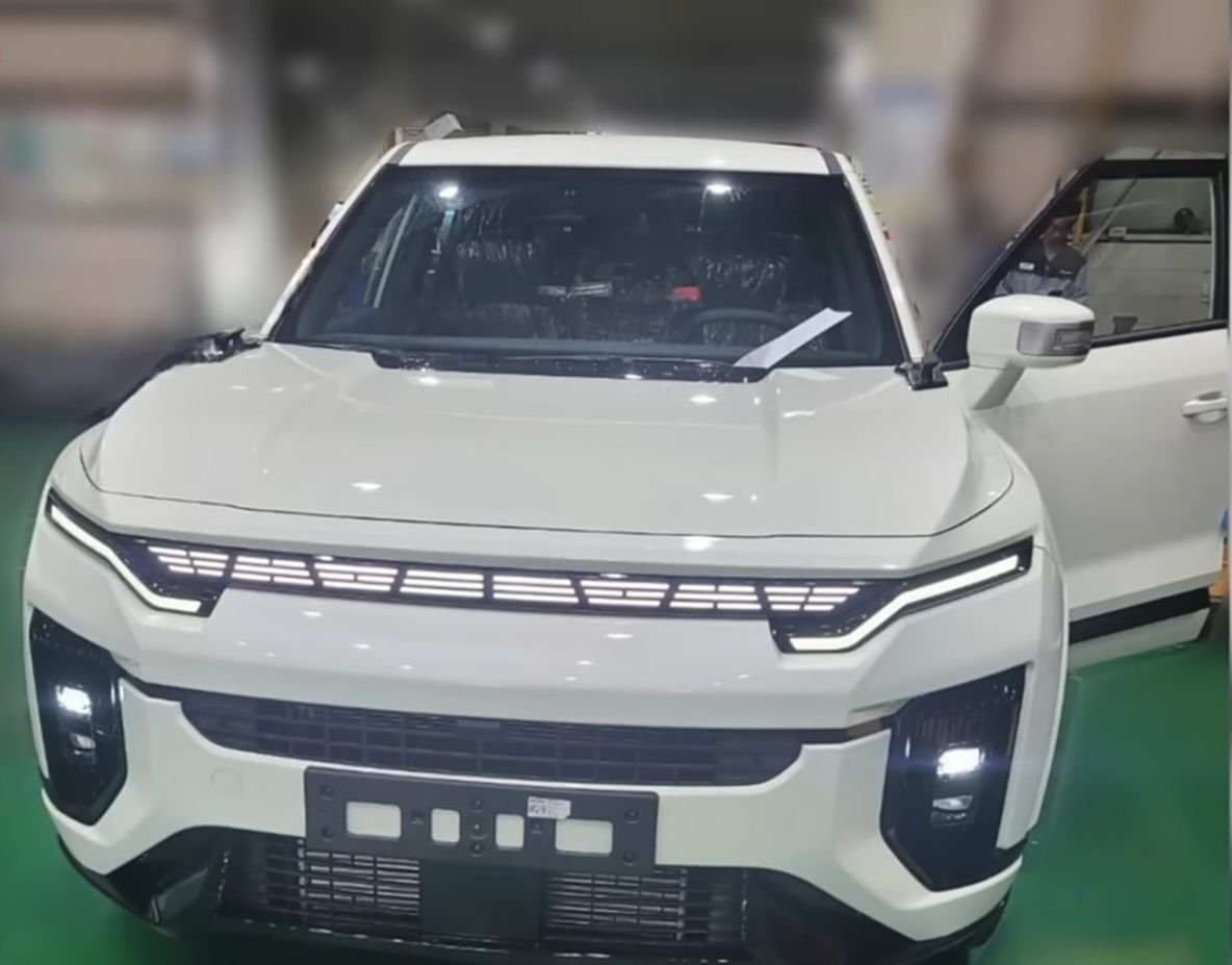 KG모빌리티(KGM)가 신차 '액티언(ACTYON)'의 디자인 공개 및 사전 예약을 시작한 가운데, 실물이 유출돼 관심이 쏠리고 있다.