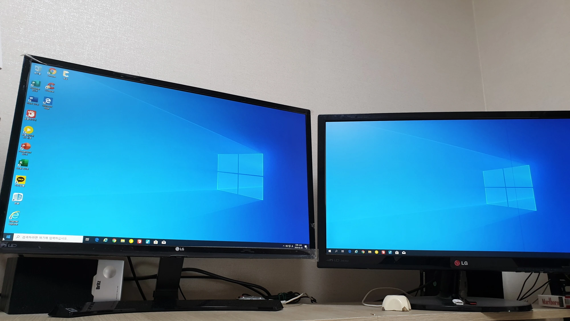 컴퓨터 한대에 모니터 두대를 연결한 모습
