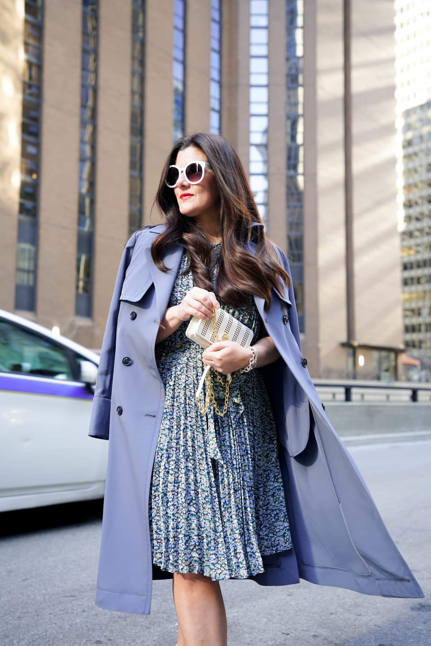 트렌치코트와 라이트한 니트, 플로럴 패턴의 드레스