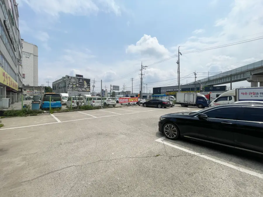 봉담추어탕 주차장 모습 주차장이 넓으며 차량이 주차되어 있는 모습