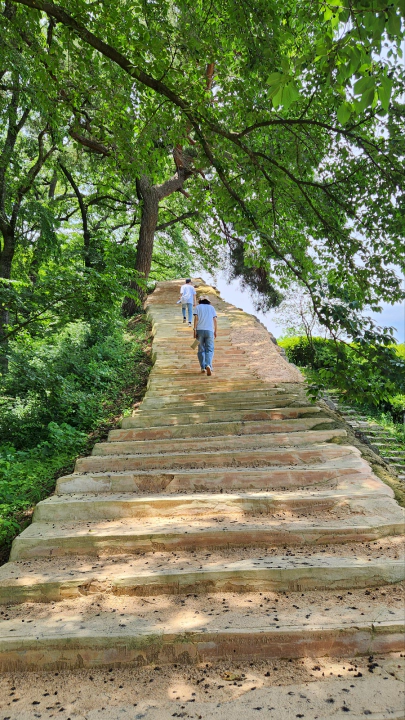 고창읍성 성곽 성곽둘레길 체험을 하는 와이프와 막내의 모습. 오른쪽은 낭떠러지다.