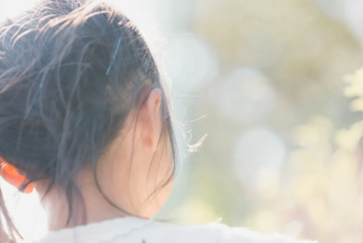 뒤를 보는 아이