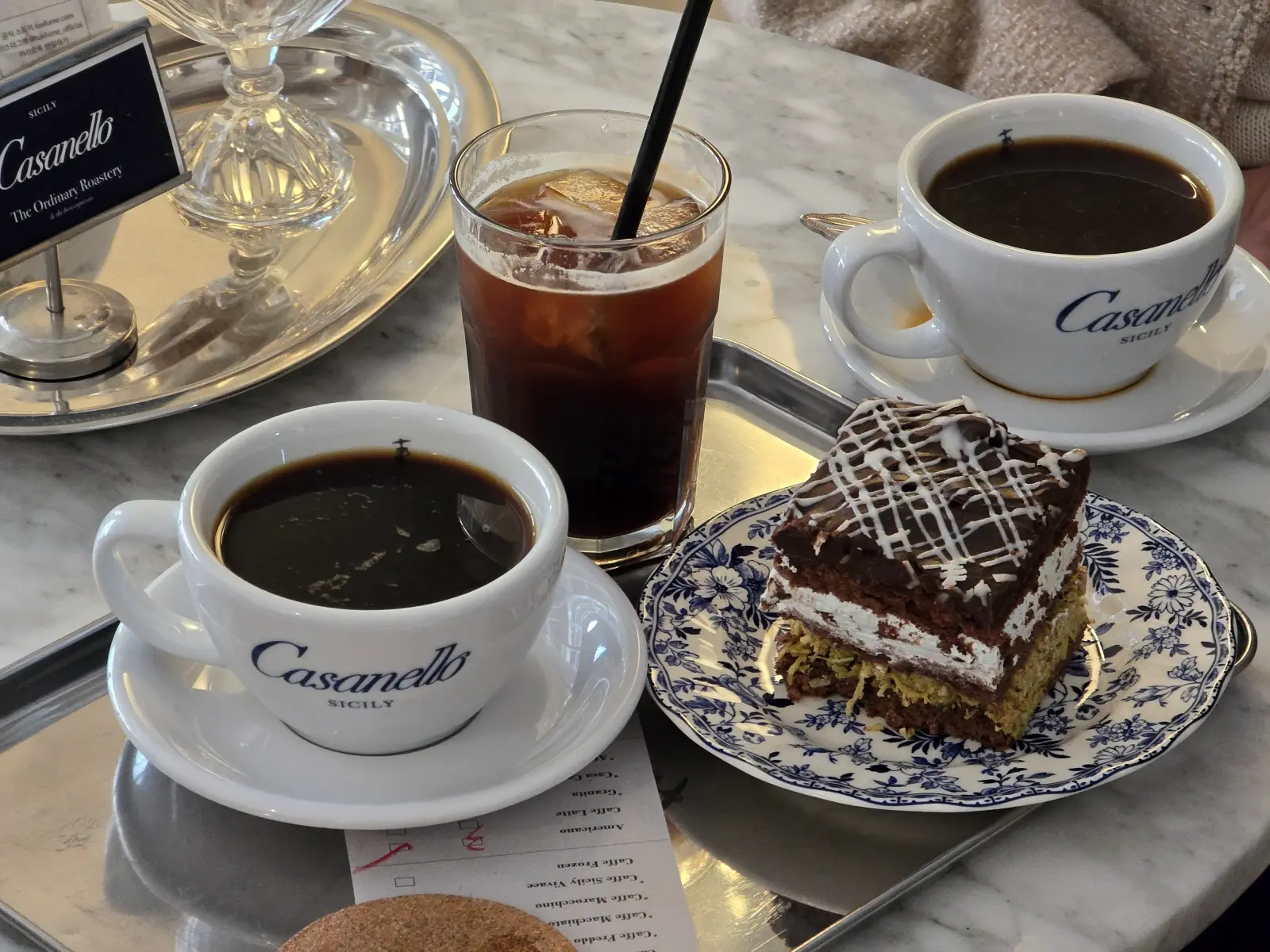 아메리카노와 케이크가 찍혀있는 사진