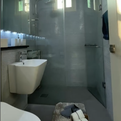 1층 화장실, 샤워가 가능하다