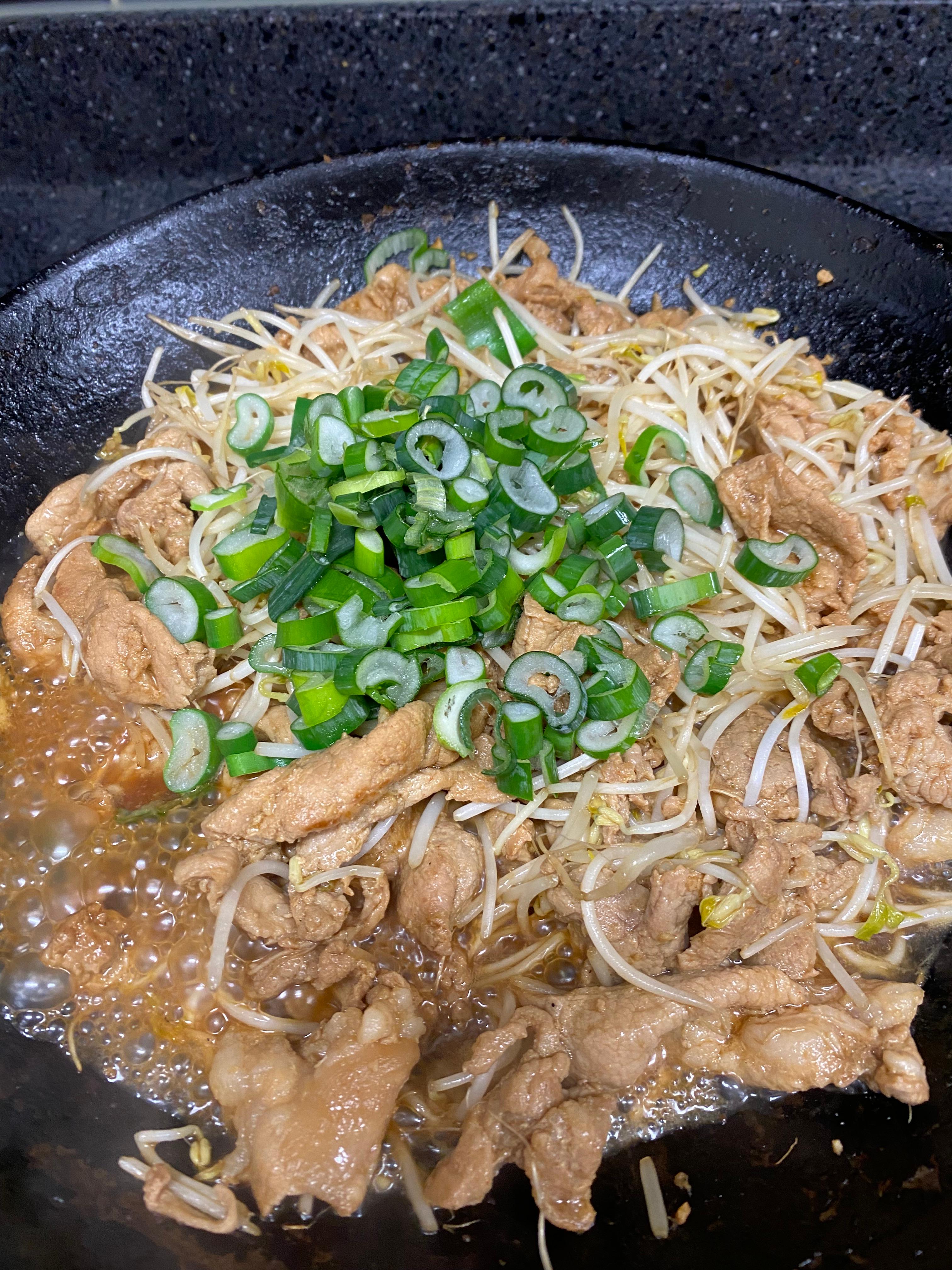 베란다 텃밭에서 키운 파를 올린 제육볶음