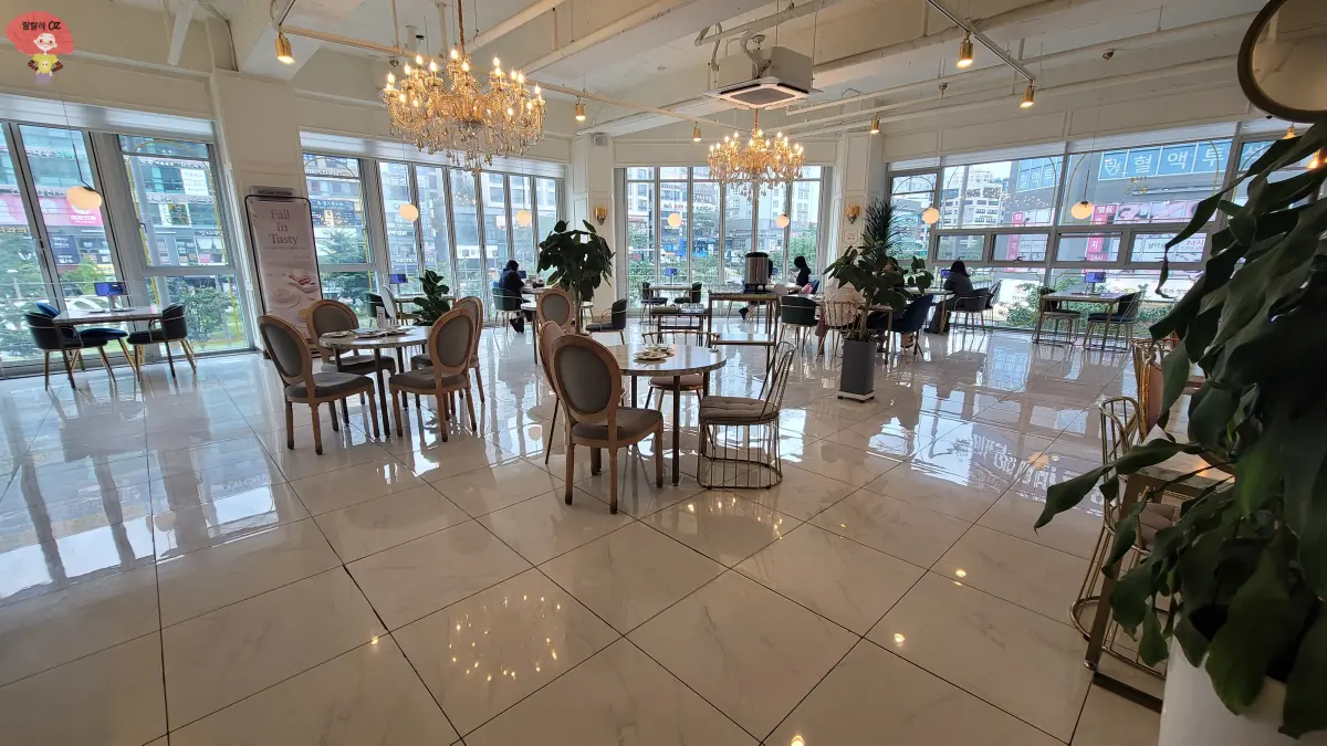 경기-남양주-다산-브런치-카페-37.5-깔끔한-내부-모습-통창에-어울리는-전등과-넓은-테이블-간격-밝은-채광과-큰-화분들