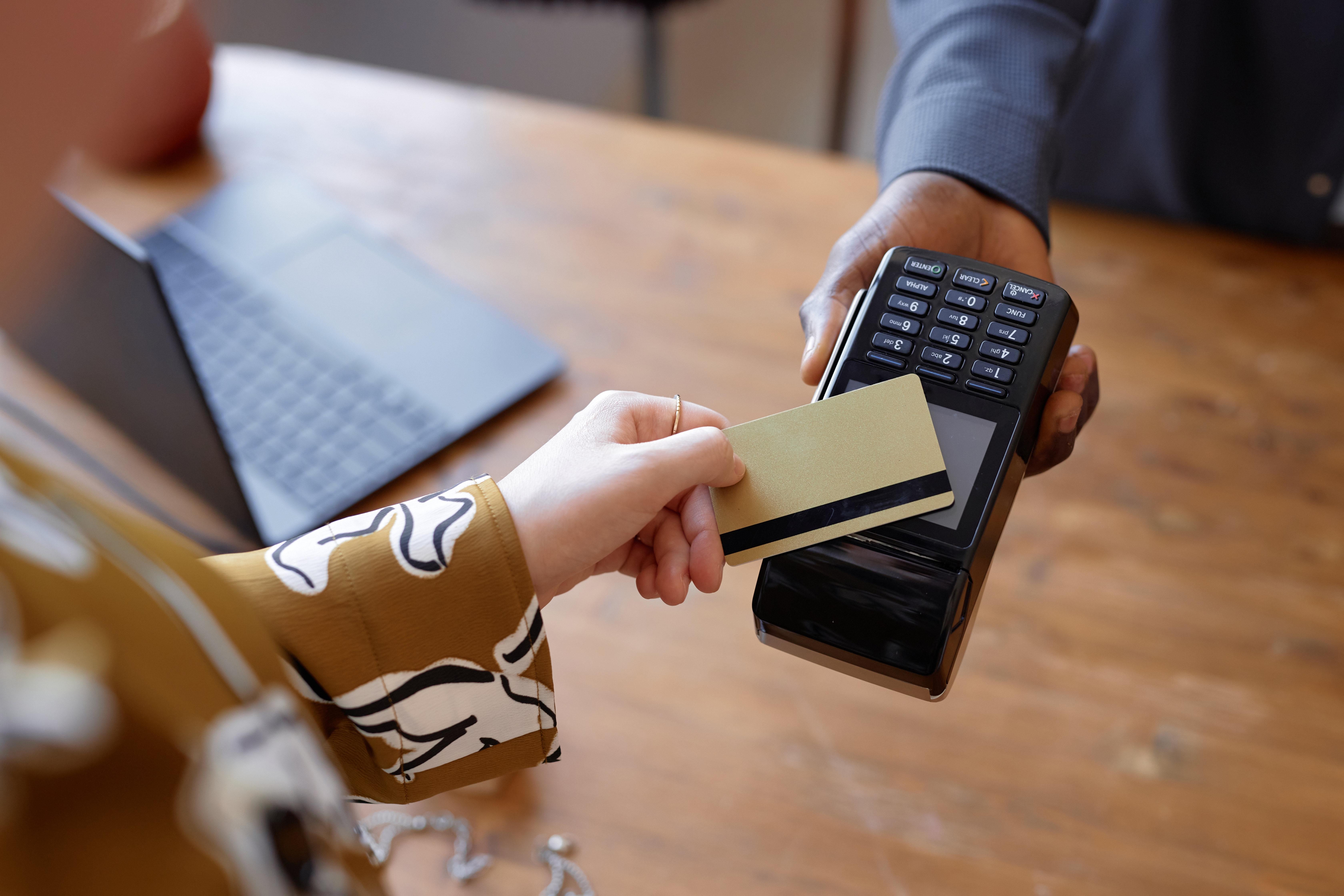 2025 상생페이백 환급 혜택 안내|카드 결제 장면을 통해 월 최대 10만 원, 총 30만 원까지 돌려받는 환급 금액 예시 표현 이미지