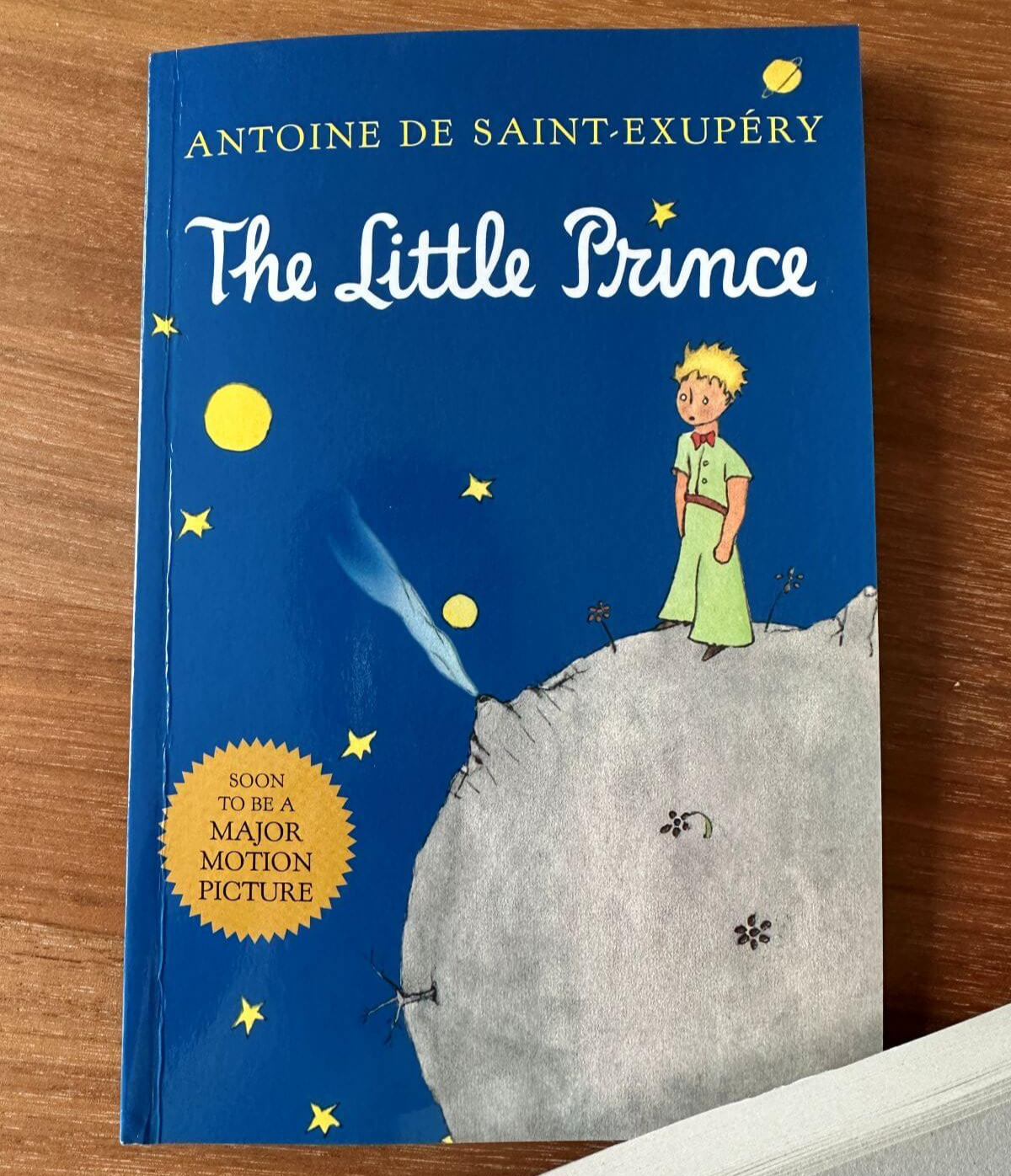 The-Little-Prince-책표지-어린-왕자가-행성-위에-서있는-그림