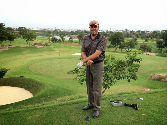 중년의 골프치는 아저씨