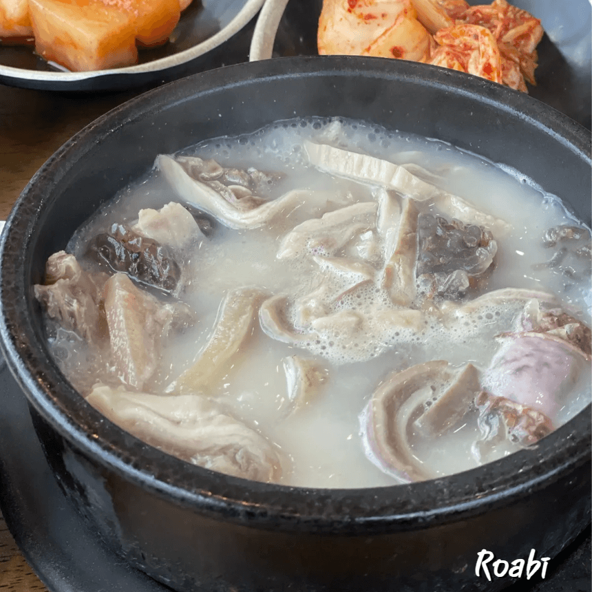 처음엔 순대국이 하얗게 나와요.