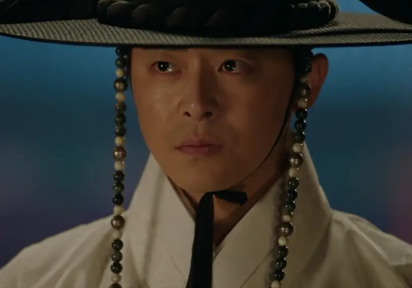 세작- 흰한복에 갓을 쓰고 앞을 바라보는 조정석