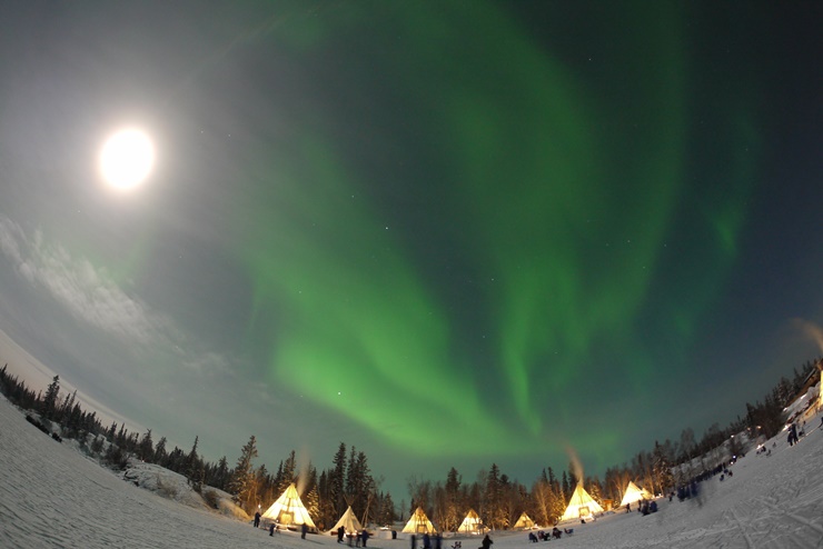 오로라 빌리지 하늘 위로 오로라가 번져나가는 모습