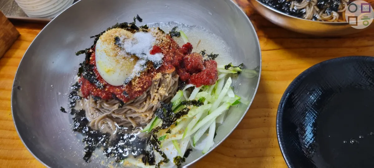 막국수-나온-상태-먹음직-빨간-양념장