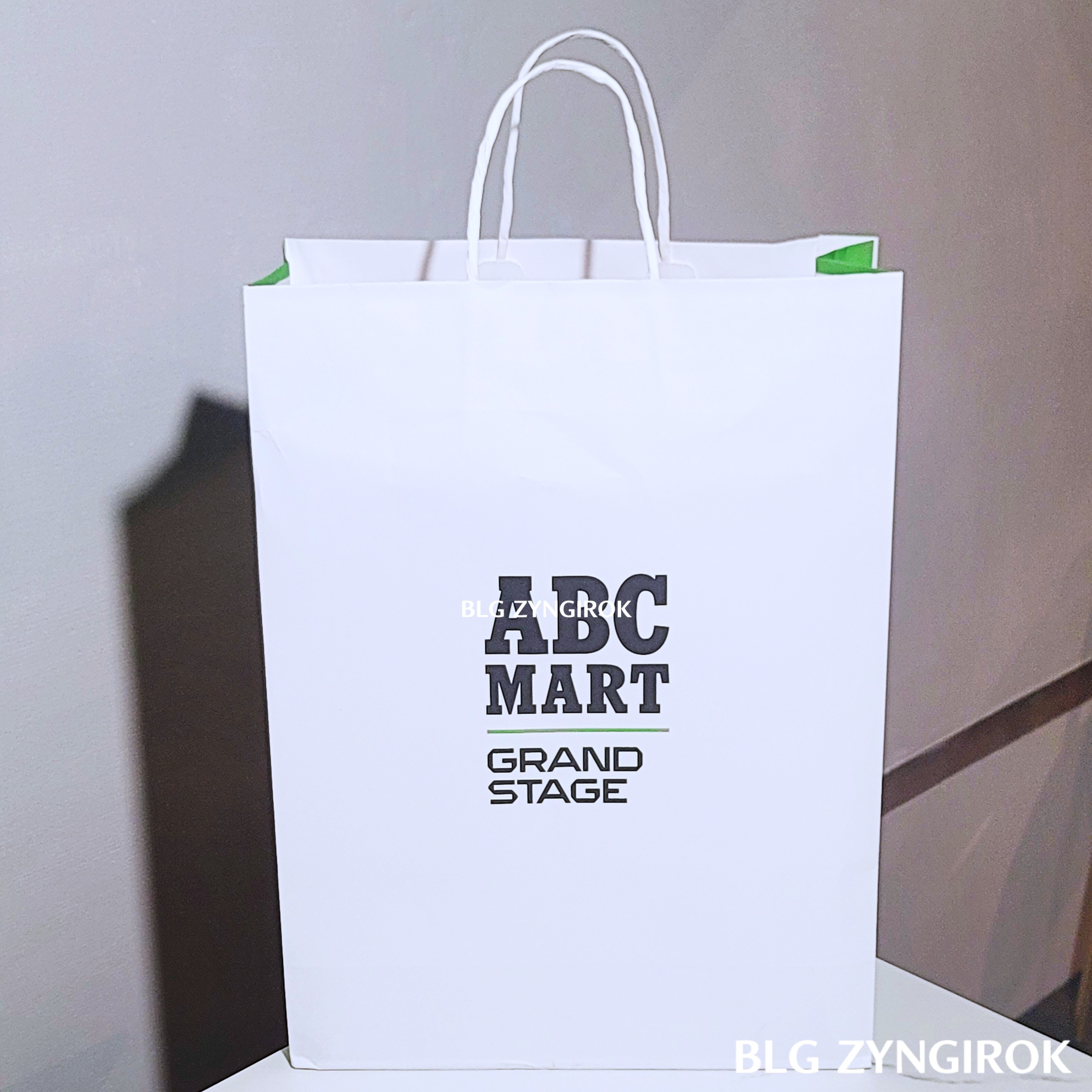 ABC-종이가방이-놓여있다.