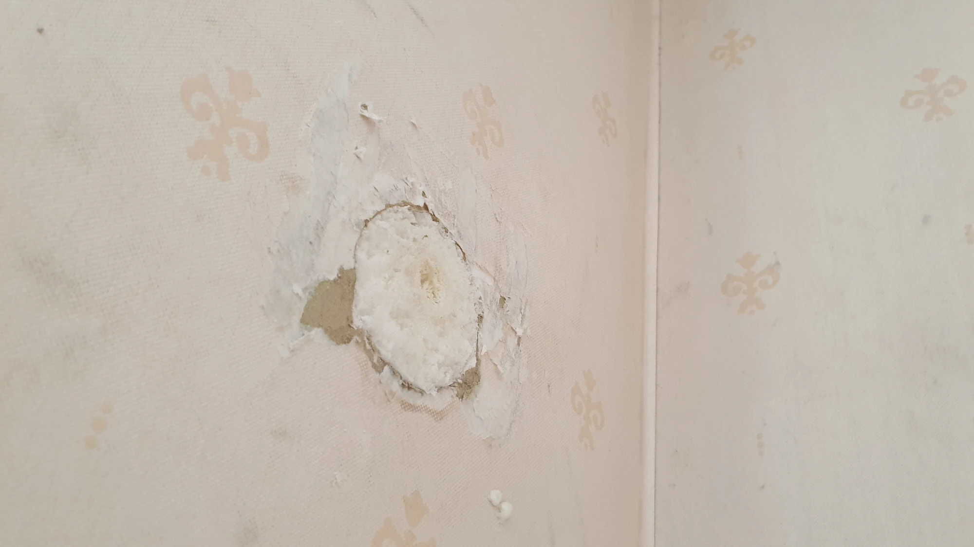 에어컨 배관 구멍 막은 모습