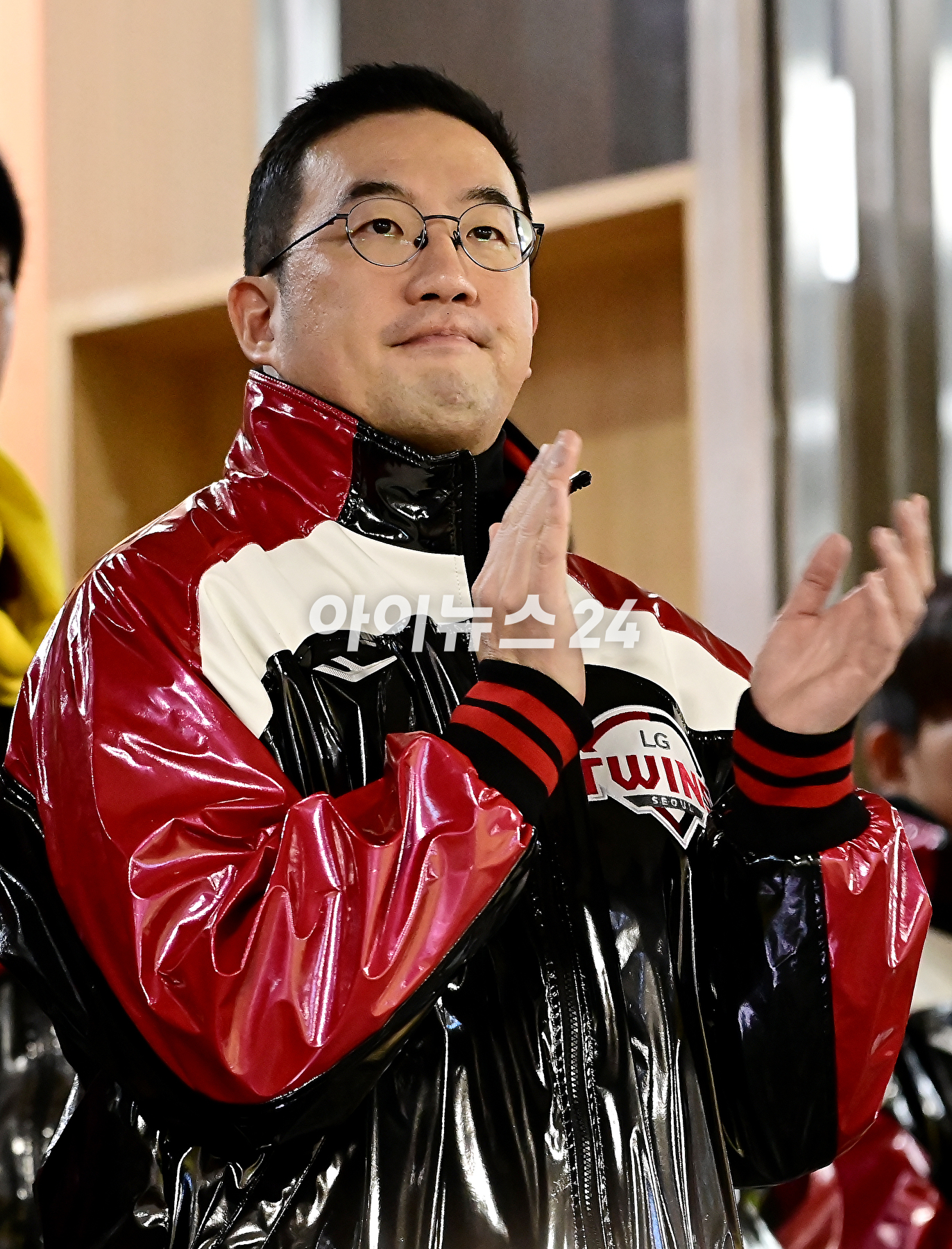 LG는 13일 잠실구장에서 벌어진 2023 신한은행 쏠 KBO KS 5차전에서 KT 위즈를 상대로 6-2로 승리를 거두고 29년 만에 한국시리즈 제패를 했다.구광모 LG그룹 회장이 선수단과 우승 트로피를 들어 올리고 있다. [사진=곽영래 기자]