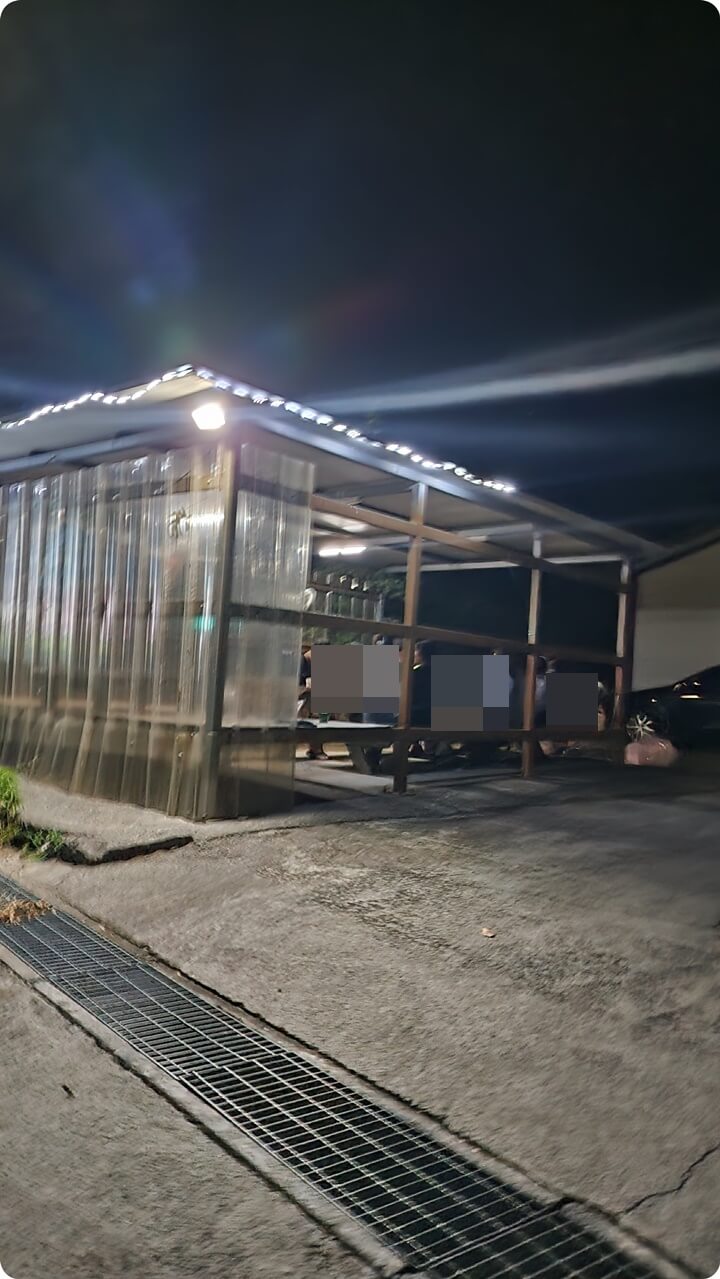 바베규장 :야외에 있는 건물안의 테이블과 의자