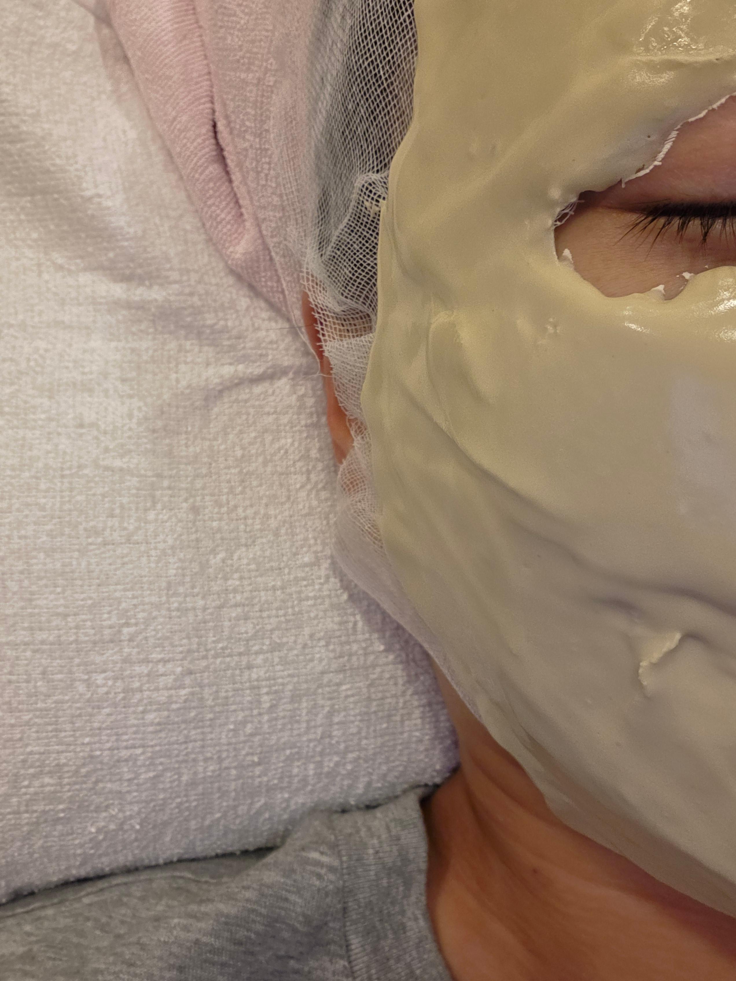 황현주 스킨케어에서 압출 후 얼굴에 모델링팩을 올려 피부를 진정시키는 과정