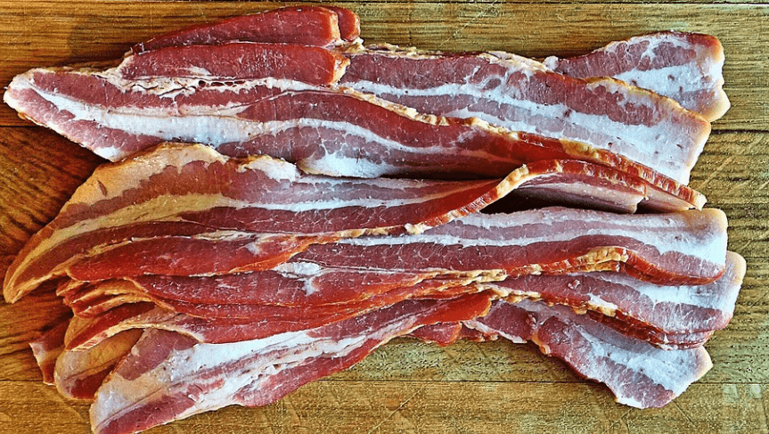 고지혈증에 나쁜 음식 베이컨이 도마 위에 쌓여 있다