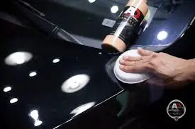 페인트 클렌저를 사용하여 도장면의 페인트 클렌징을 하고 있는 장면