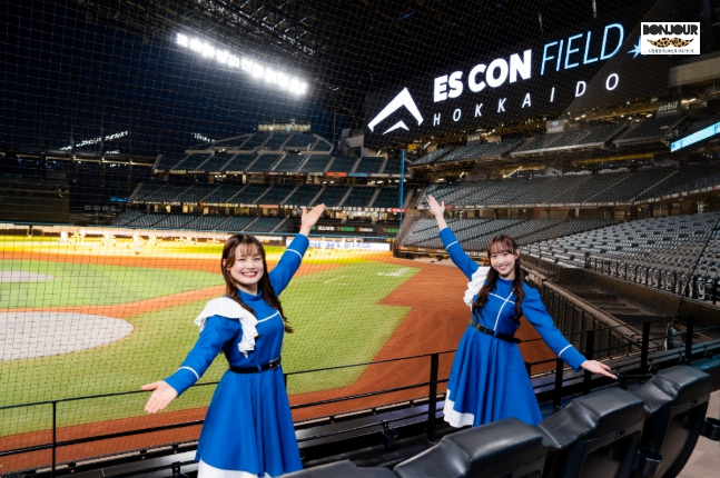 에스콘필드 투어를 안내하는 가이드들의 모습