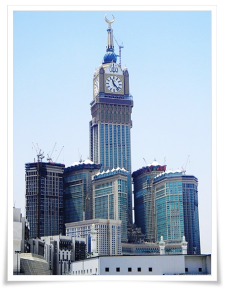 거대한 빌딩숲에 7개 고층빌딩이 보이고, 그중에서도 중앙에 있는 빌딩 상단에 대형시계가 있는 시계탑 빌딩이 가장 높이 우뚝 솟아있다