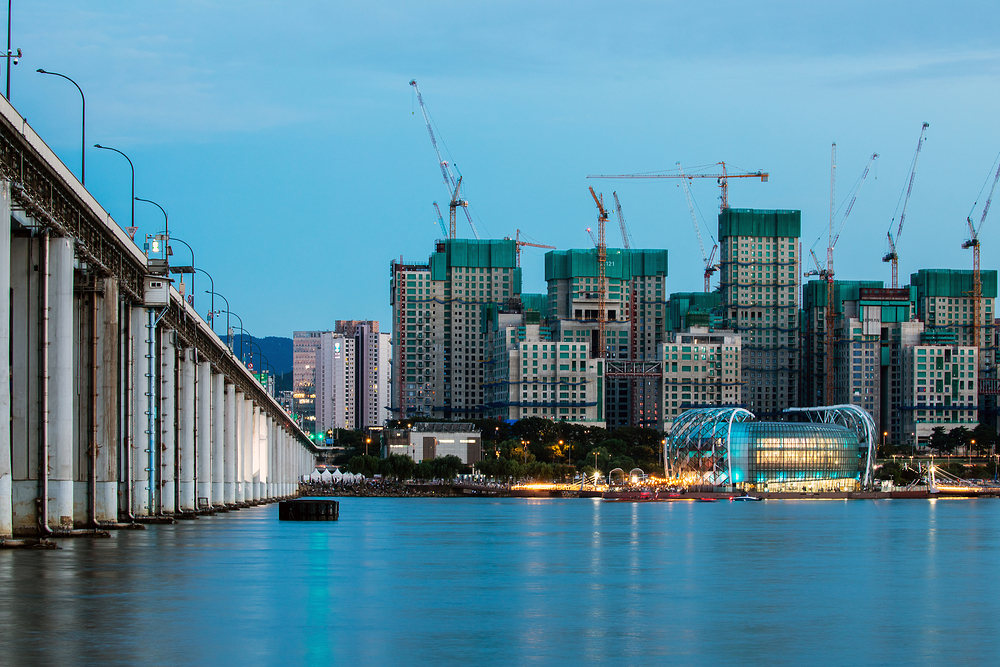 녹색인증은 기업이나 건물이 지속 가능한 운영을 위해 환경 친화적인 방식을 적용하도록 유도합니다. 이를 통해 에너지 효율성 향상, 탄소 배출 감소, 재활용 및 폐기물 관리 등의 환경적인 혜택을 얻을 수 있습니다.