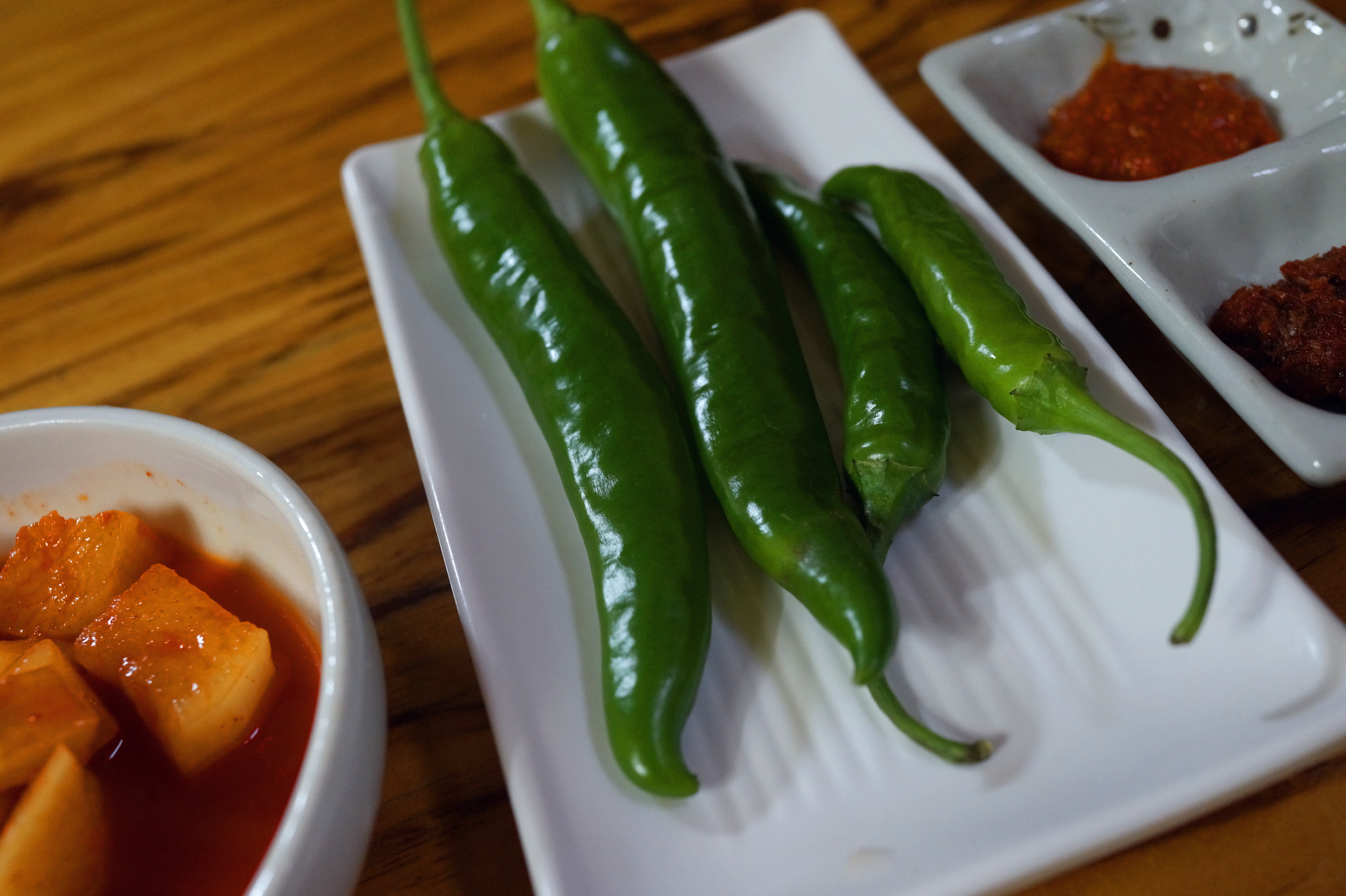 일흥옥 풋고추 쌈장 깍두기 반찬 상차림