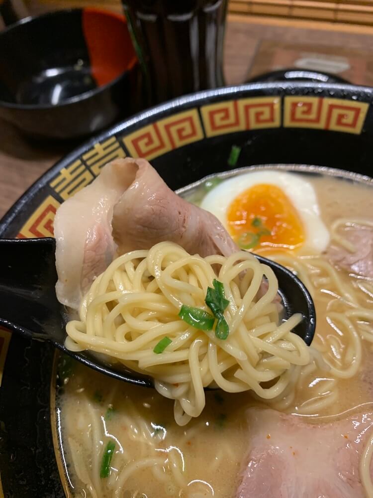 숟가락에 올라간 차슈, 면, 국물, 파