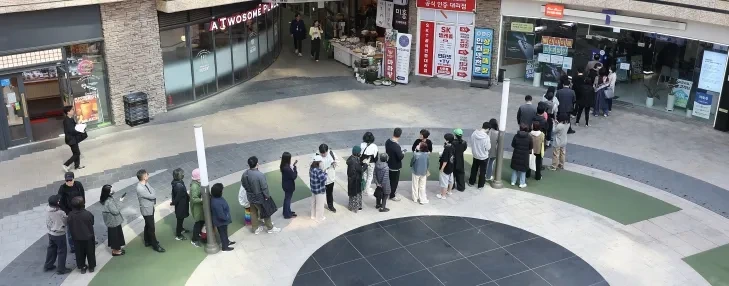 SK텔레콤 대리점 앞에 유심을 교체하러 온 가입자 대기줄