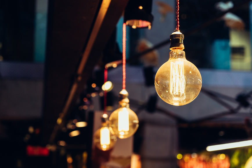 캠핑장에서 빠질 수 없는 캠핑 조명 감성 꾸미기 노하우