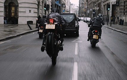 대통령 차를 오토바이가 추격하고 있다.