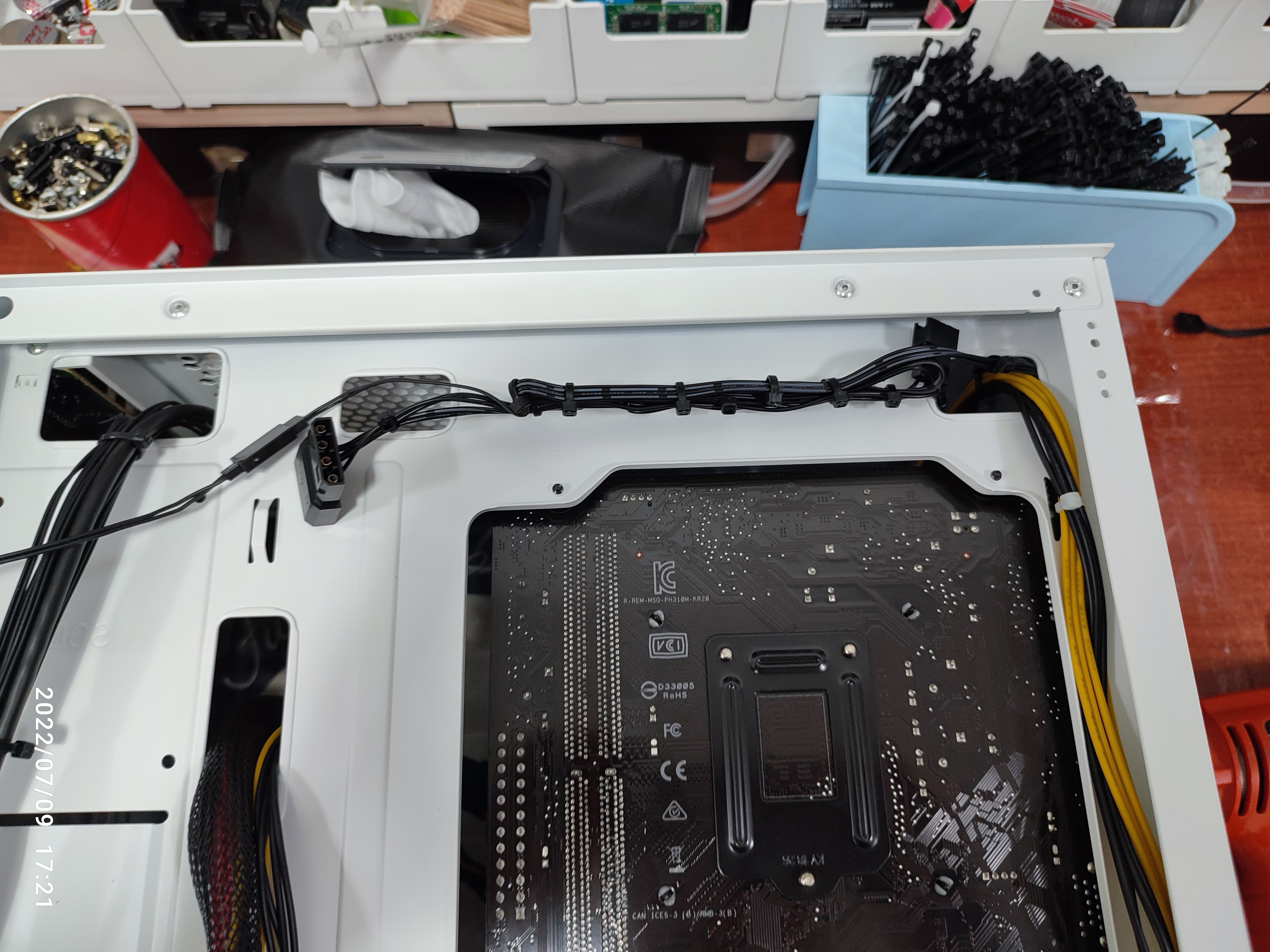 후면 팬 케이블 정리 중