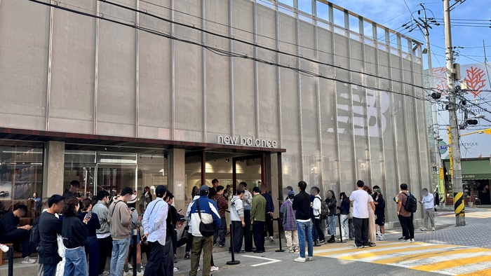 뉴발란스 성수 플래그십 스토어 입장을 위해 고객들이 줄을 서 있는 모습.