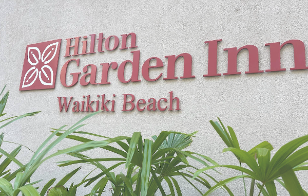 힐튼-가든-인-와이키키-비치-호텔-간판-사진