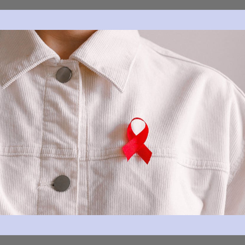셔츠에 붉은 리본을 달고 있는 모습