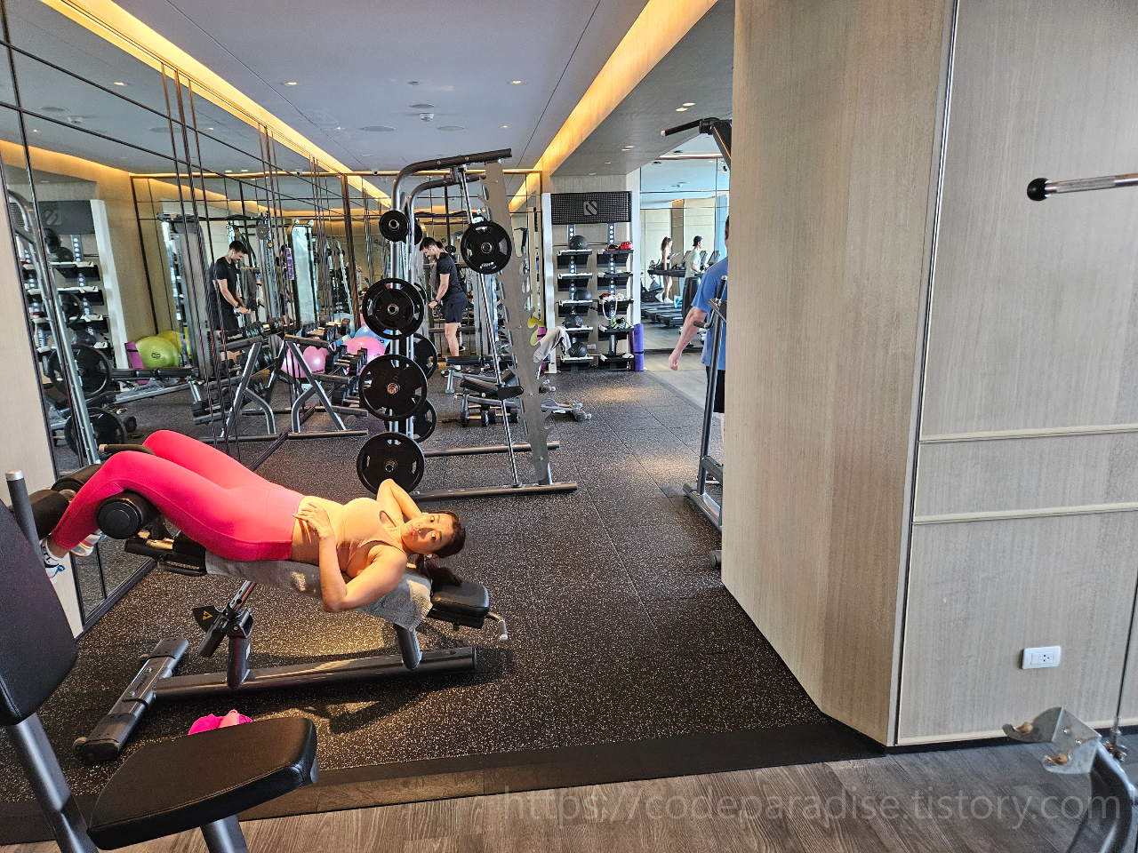 ํธํ
์ฌ์ง